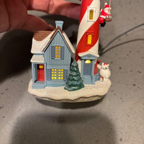 2013 Hallmark Keepsake Holiday Lighthouse flashing ornament - Picture 3 of 11